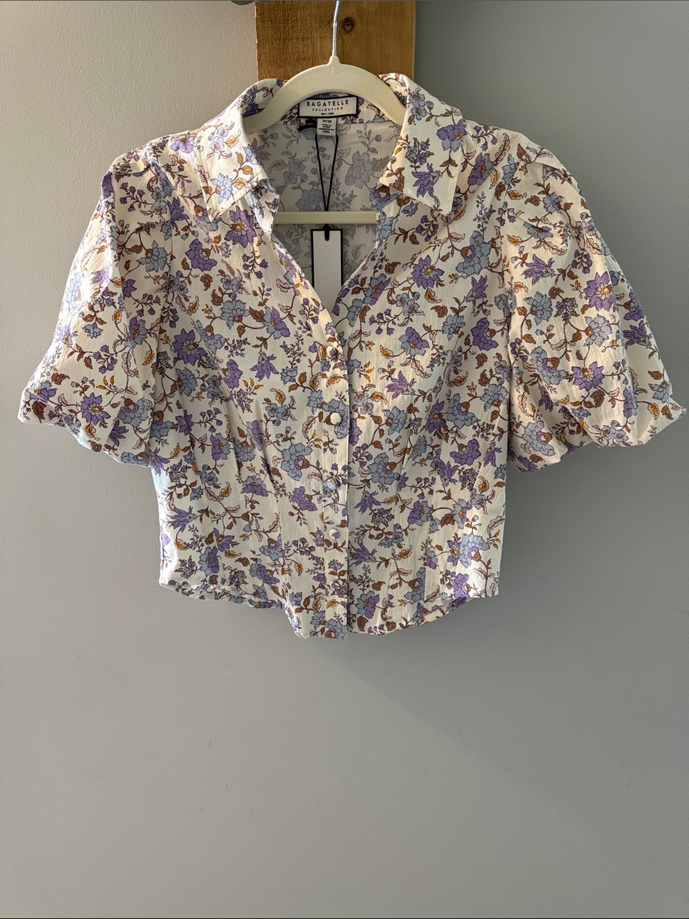 BAGATELLE White Floral Cropped Button-Down Top, M, NWT